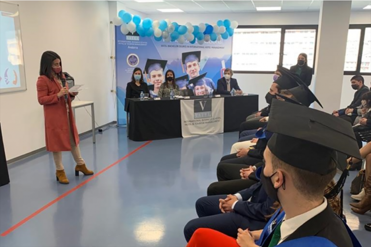 La cònsol major d'Encamp, Laura Mas, en la cerimònia de graduació dels alumnes de Vatel.